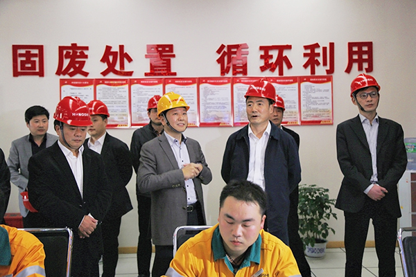 2016年3月，浙江省人大常委會(huì)副主任趙光君（右二，時(shí)任金華市委書記）來集團(tuán)調(diào)研水泥窯協(xié)同處置固廢項(xiàng)目，肯定集團(tuán)在“五水共治”、環(huán)境保護(hù)等方面作出的貢獻(xiàn)