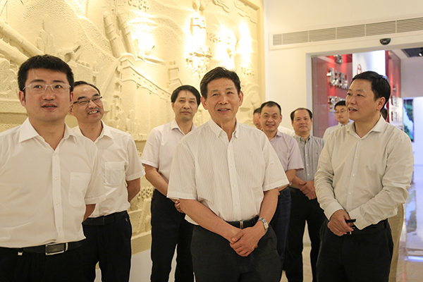 2017年9月，中國建筑材料聯(lián)合會(huì)會(huì)長喬龍德（中）來集團(tuán)調(diào)研，充分肯定集團(tuán)在創(chuàng)新驅(qū)動(dòng)、綠色發(fā)展、“一帶一路”等方面取得的成績