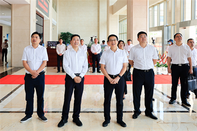 2022年8月，蘭溪市委書記戴翀(左三)來紅獅集團(tuán)調(diào)研