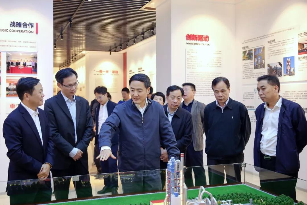浙江省人大常委會(huì)副主任趙光君（左三）看望省人大代表、紅獅集團(tuán)董事長章小華